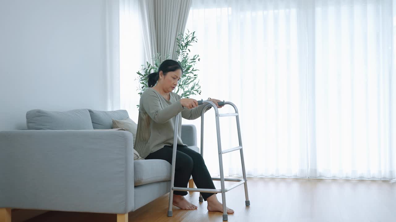 护士在养老院照顾老年妇女，帮助行走的助行器，保健概念，健康，疾病视频素材