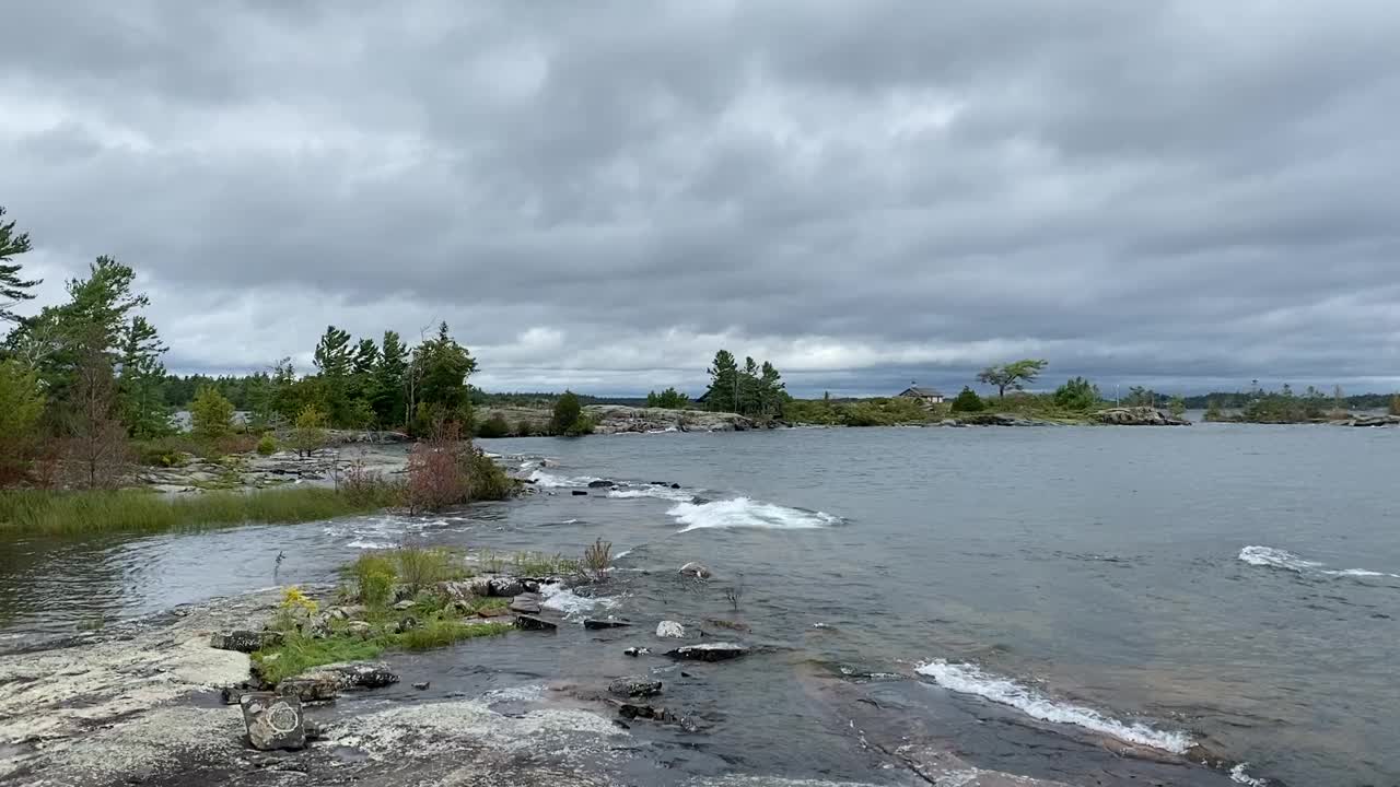 多风的崎岖的海湾景色视频下载