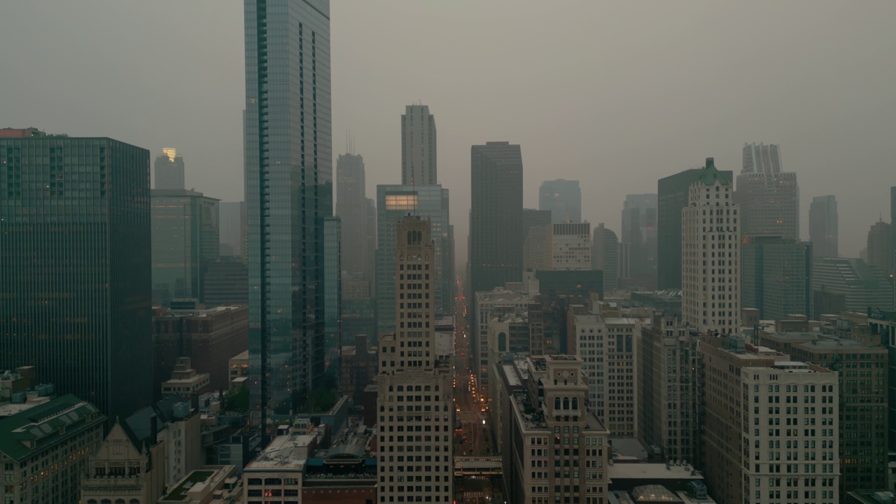 无人机拍摄的烟雾空气从加拿大野火覆盖中西部天空芝加哥视频素材