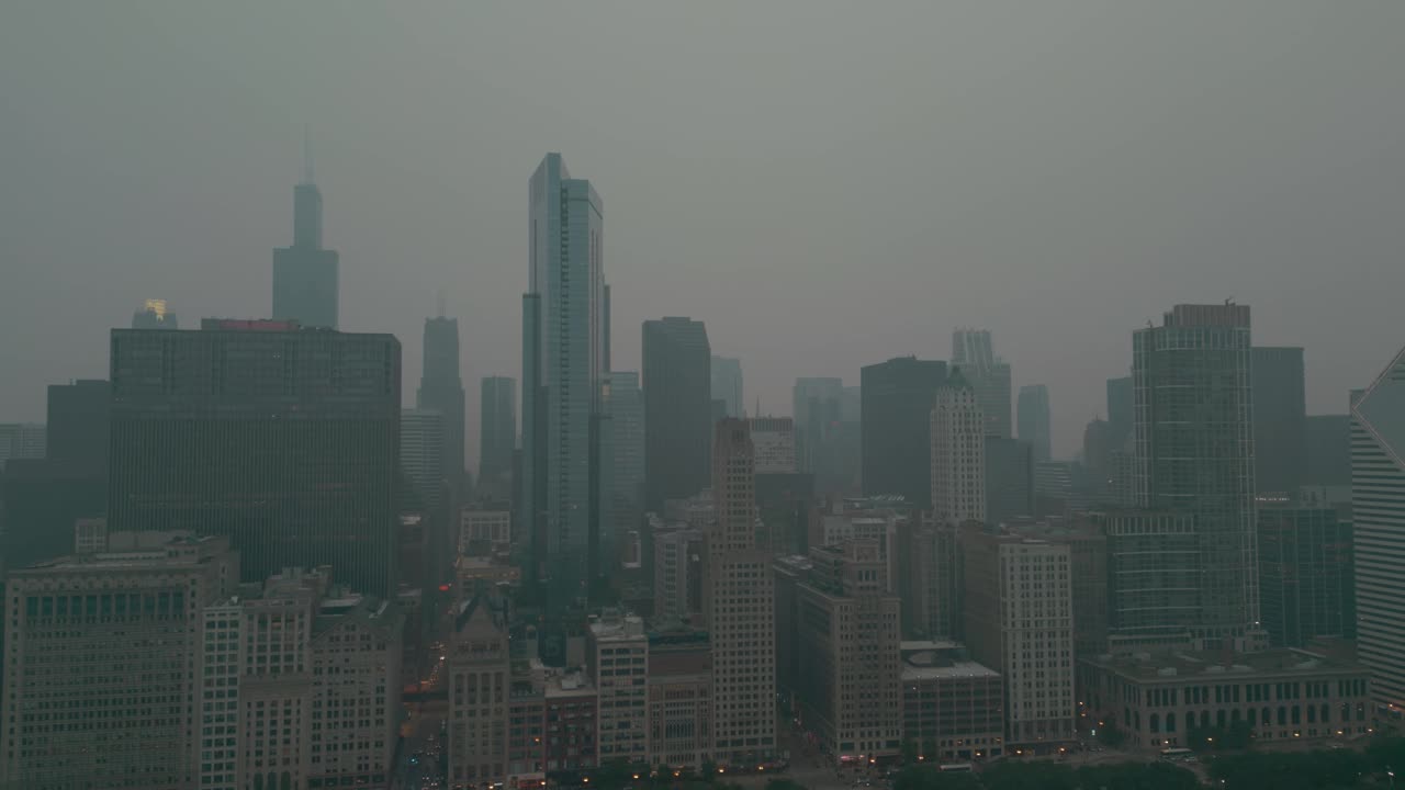 航空拍摄的烟雾空气从加拿大野火覆盖中西部天空芝加哥视频素材