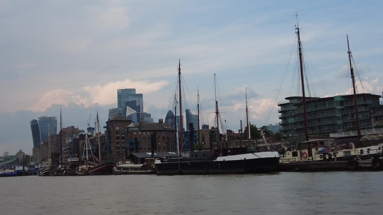 POV on the River Thames in London视频素材