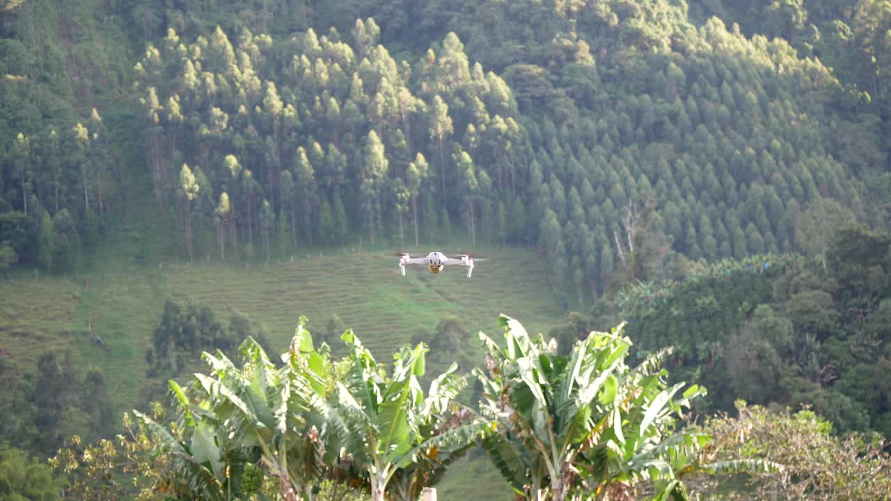 在乡村飞行的四轴无人机视频素材