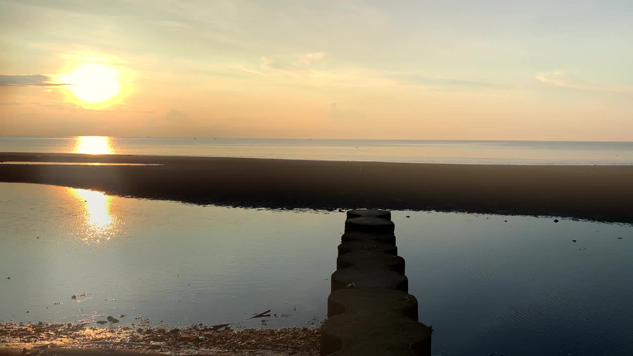 日落和码头，洛维纳海滩，巴厘岛视频素材