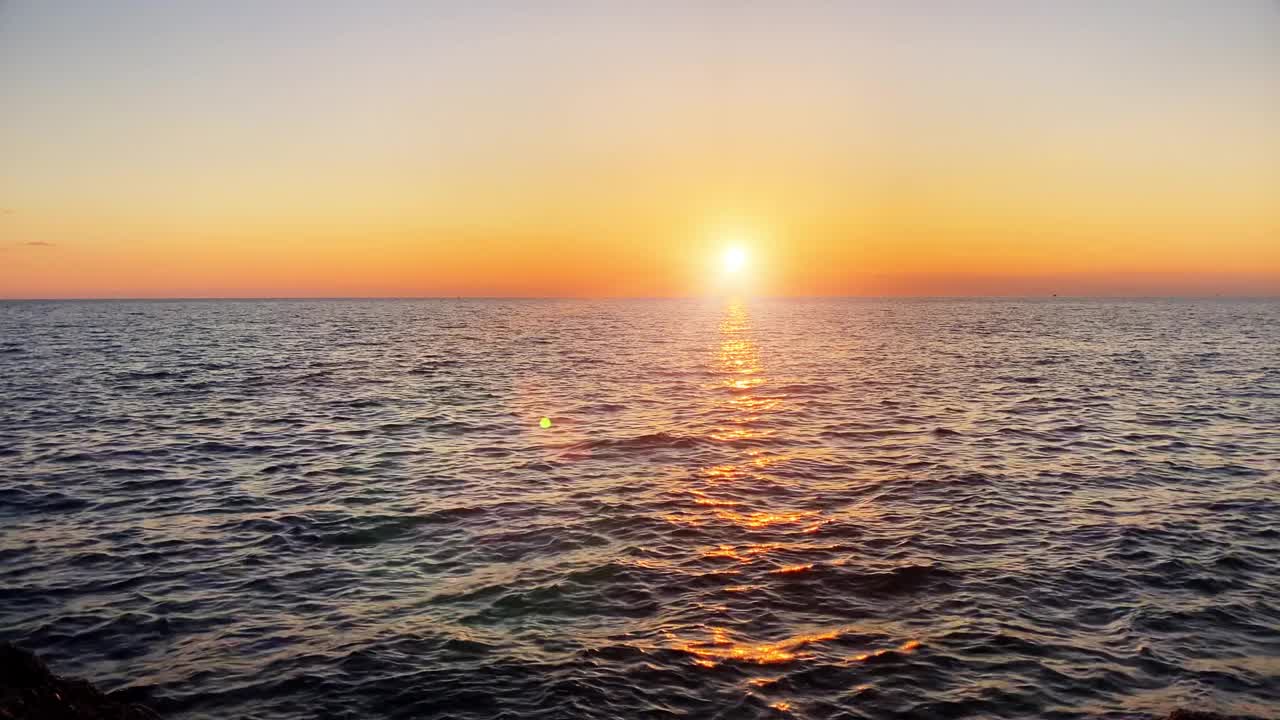 海上美丽的日落。暑假背景视频素材