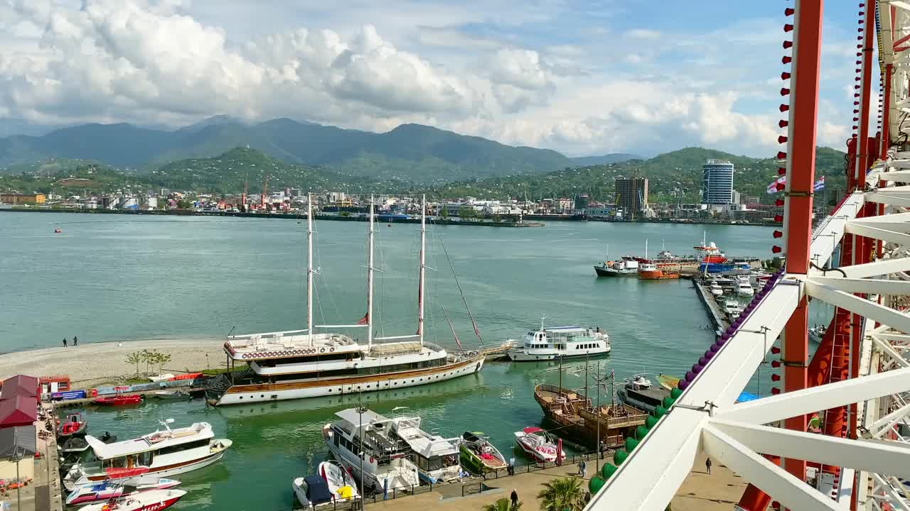 乘坐轮渡的乘客从客舱向巴统市景全景望去。黑海港口和游船是格鲁吉亚著名的旅游目的地视频素材