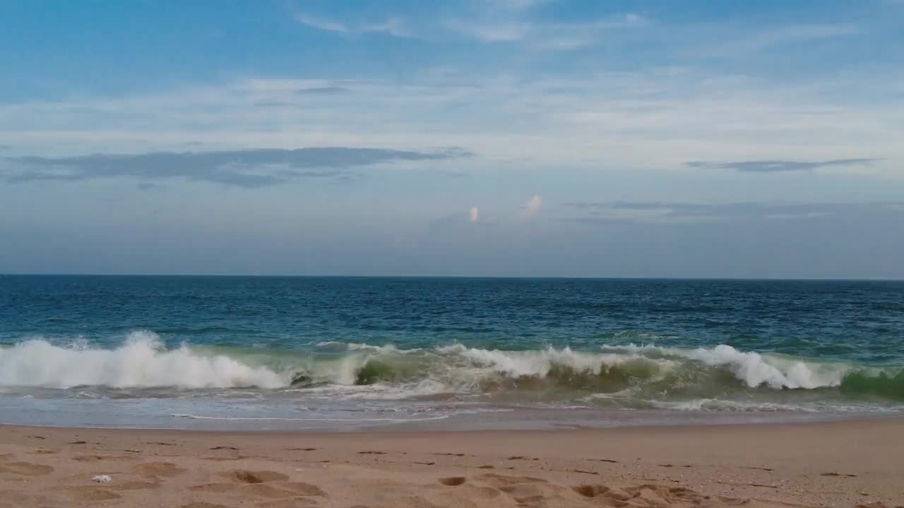 美丽的海滩景色，蓝天和白云在夏天的一天晚上视频下载