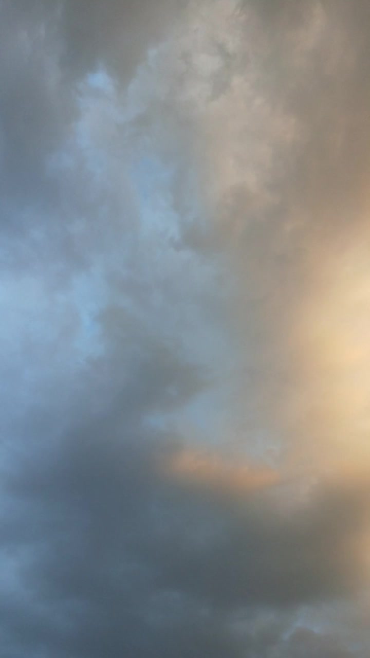 昏暗的积雨云漂浮在宁静的夜空中视频素材