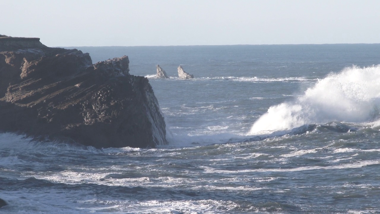 大潮汐给海岸带来巨大的海浪视频素材