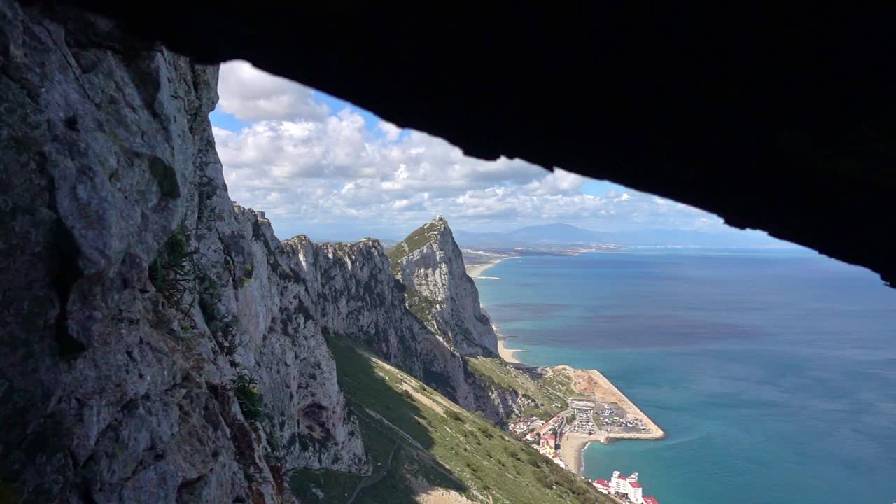 海鸥在直布罗陀岩石旁飞翔视频素材