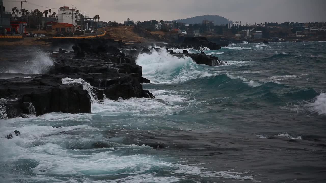 在济州岛的海月石盐池附近，可怕的海浪拍打着海面视频下载