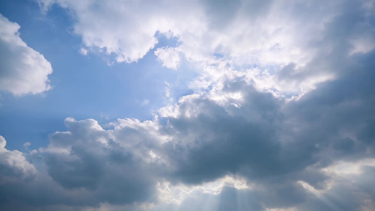 济州岛的蓝天映衬下，透过乌云的阳光闪闪发光视频素材