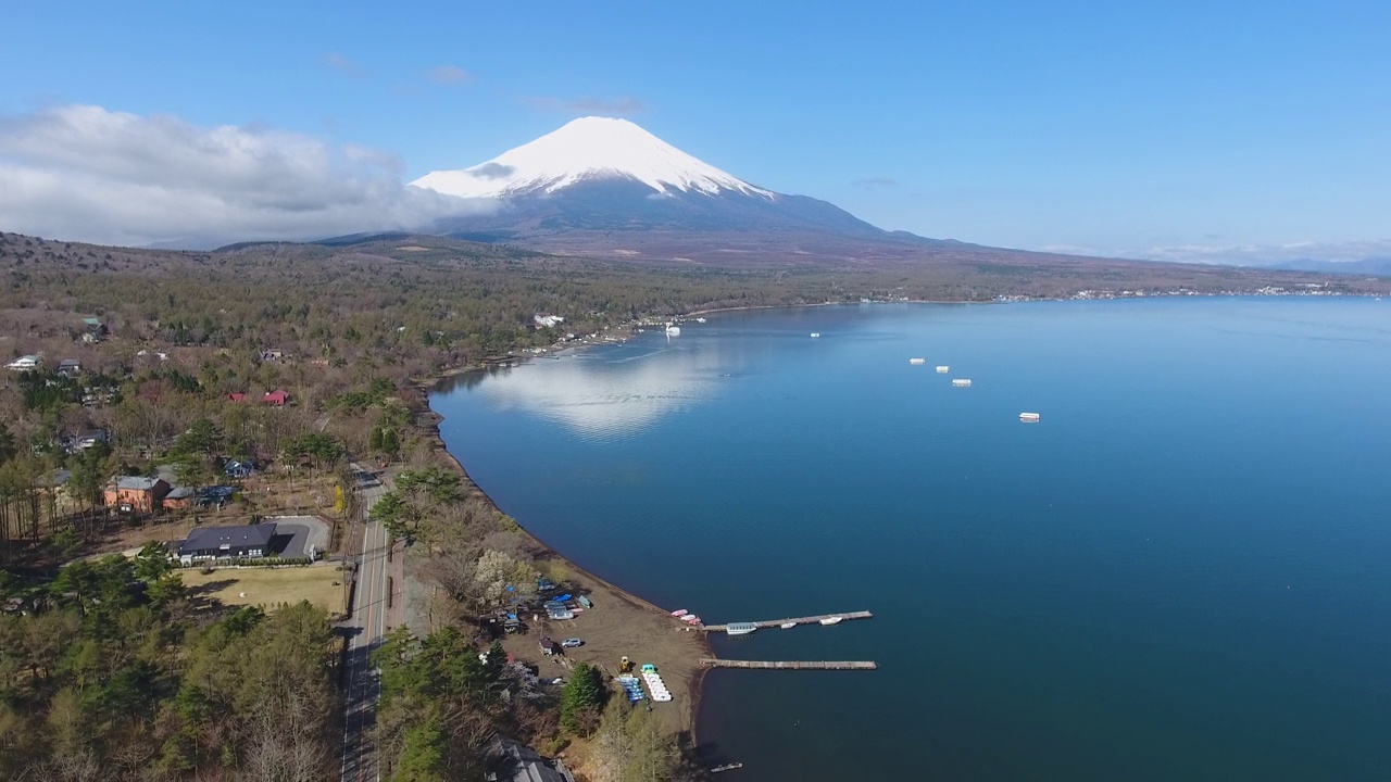 日本川口湖富士山的无人机鸟瞰图视频素材