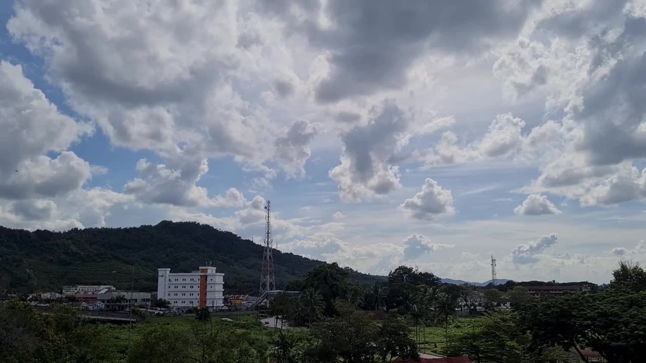 小城市的景色。霹雳州丹绒马林的时间流逝视频素材