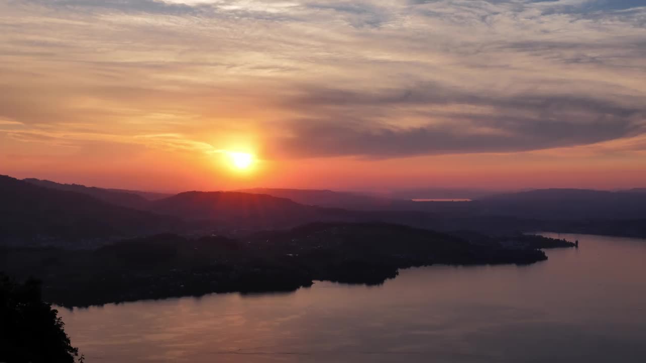 在卢塞恩湖和城市的日落山和湖的鸟瞰图视频素材