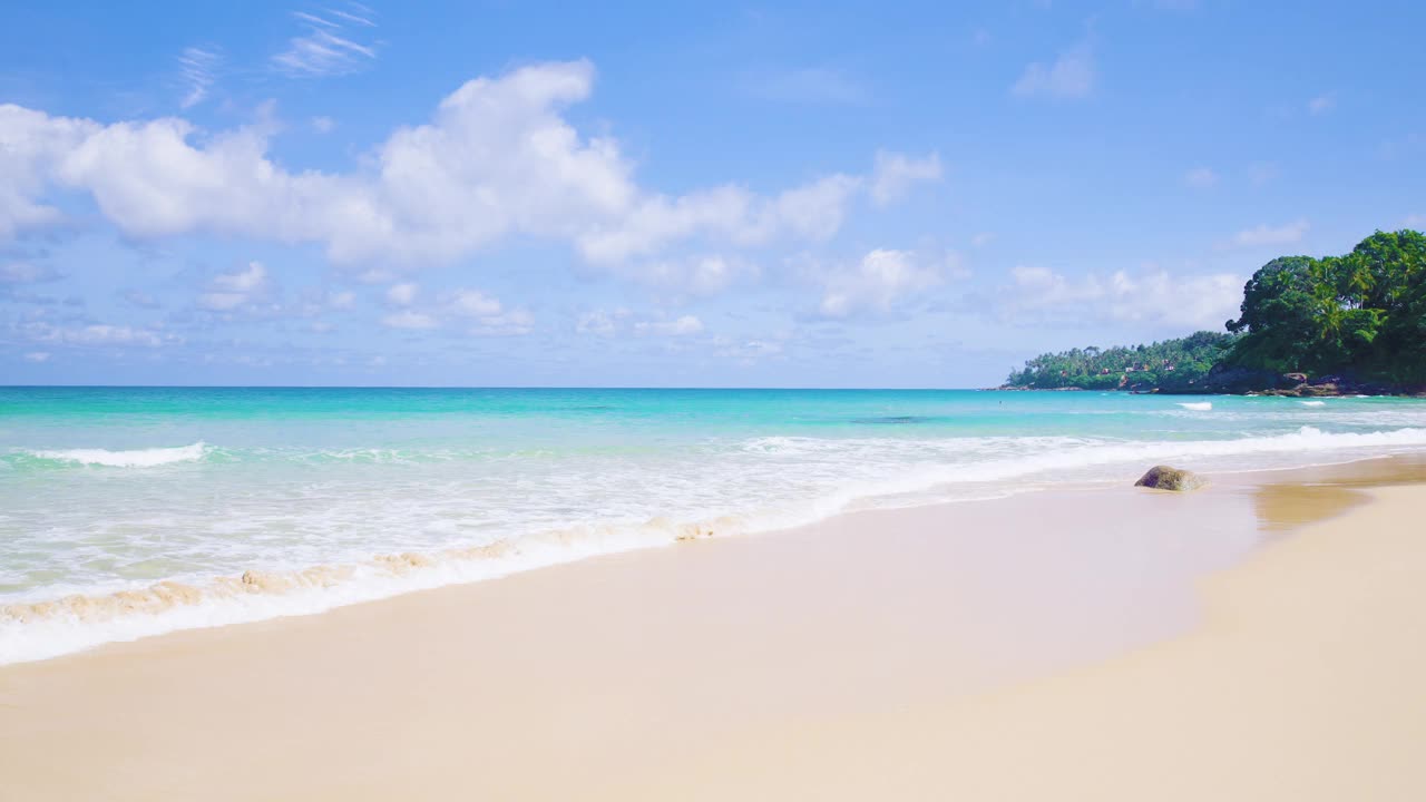 全景海滩清澈的蓝天夏天的背景。本空间视频素材