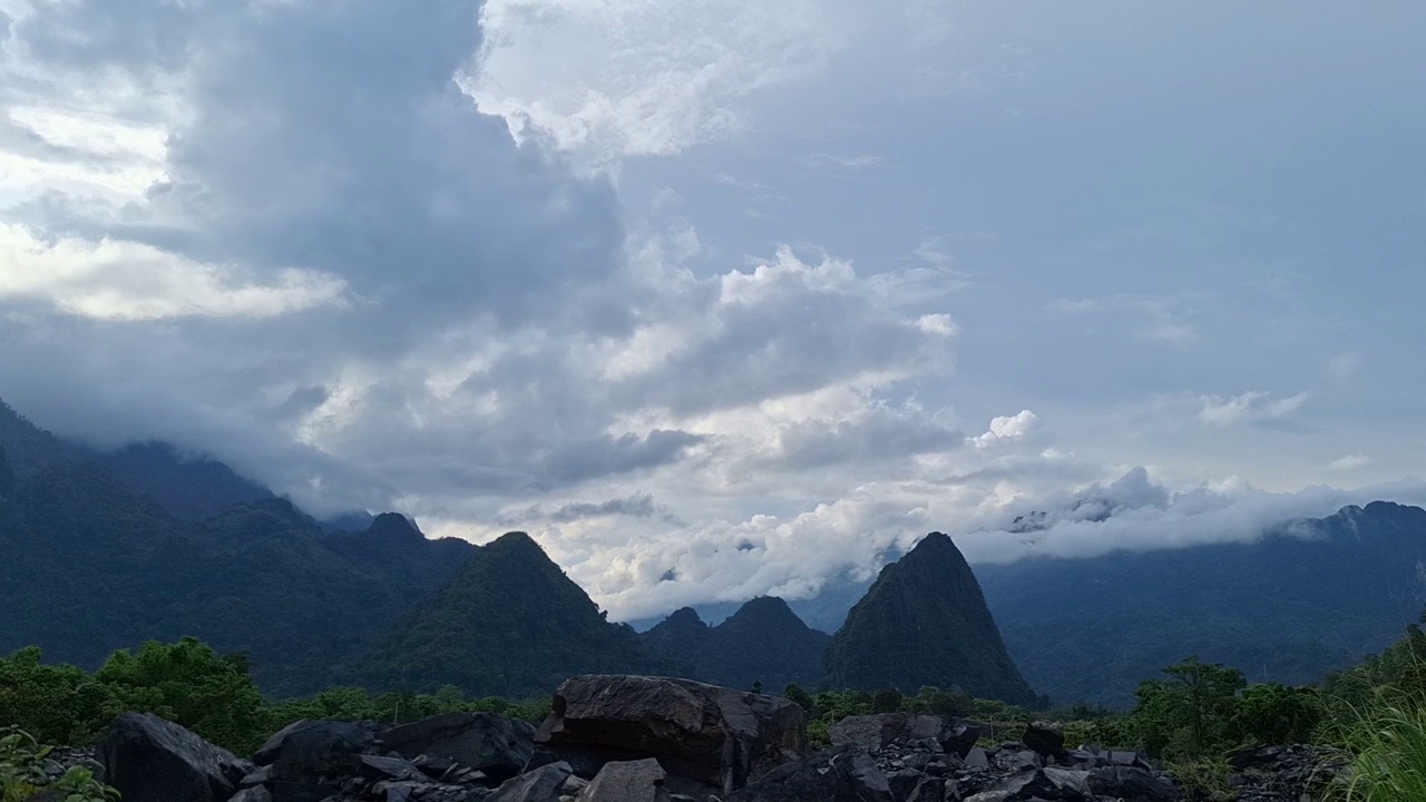 晚霞在山上。视频素材