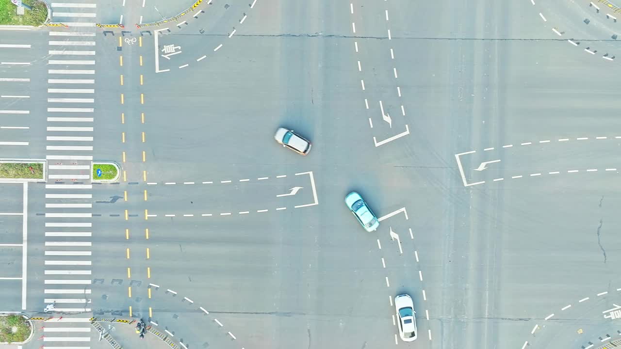 阳光明媚的夏天，城市十字路口的航拍照片视频素材