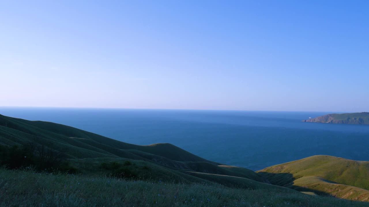 蓝蓝的海水，白色的波浪和石头的俯视图。视频下载