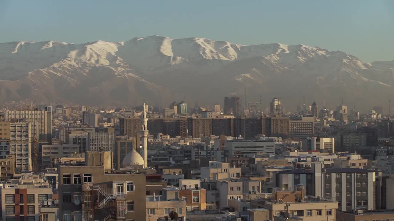 伊朗首都德黑兰的街道景观视频素材