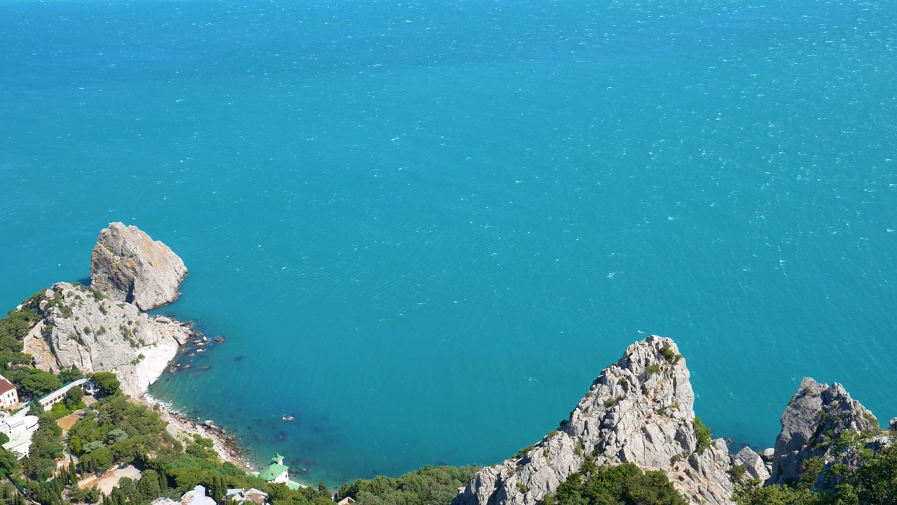 大海里有巨大的岩石，美丽的海景。视频下载