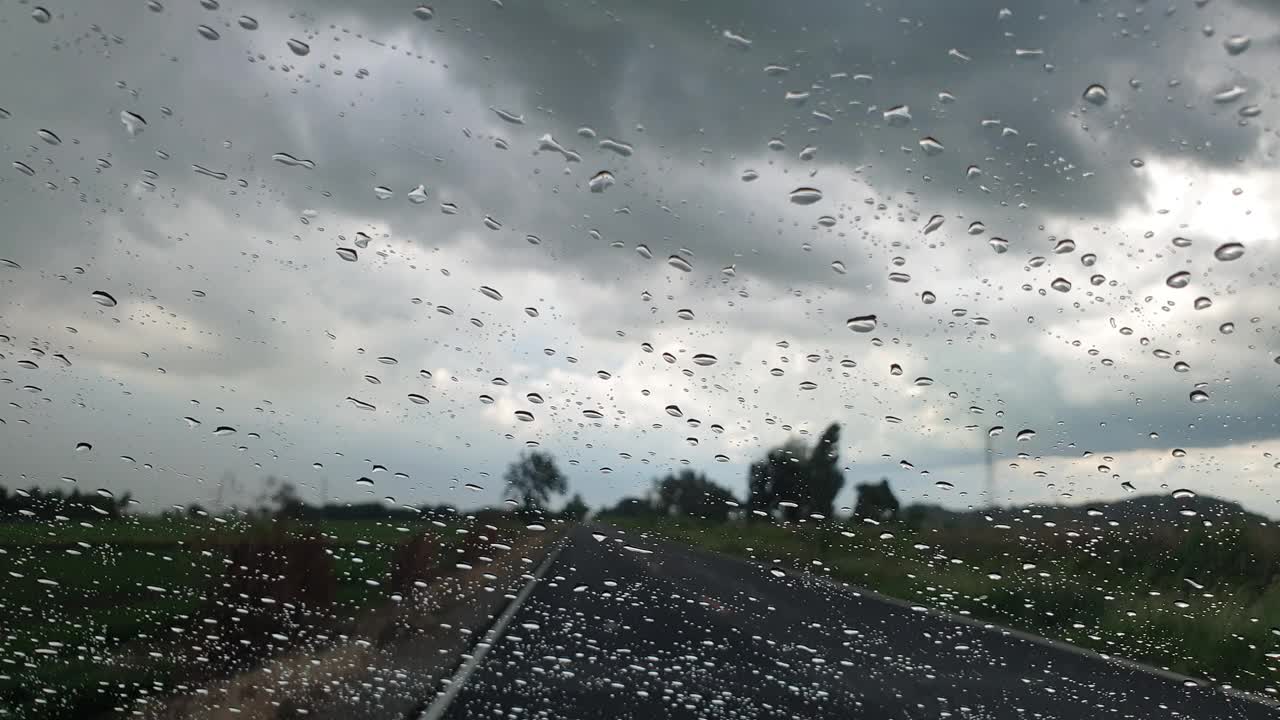 雨季在挡风玻璃上洒水。在大雨中开车。视频素材