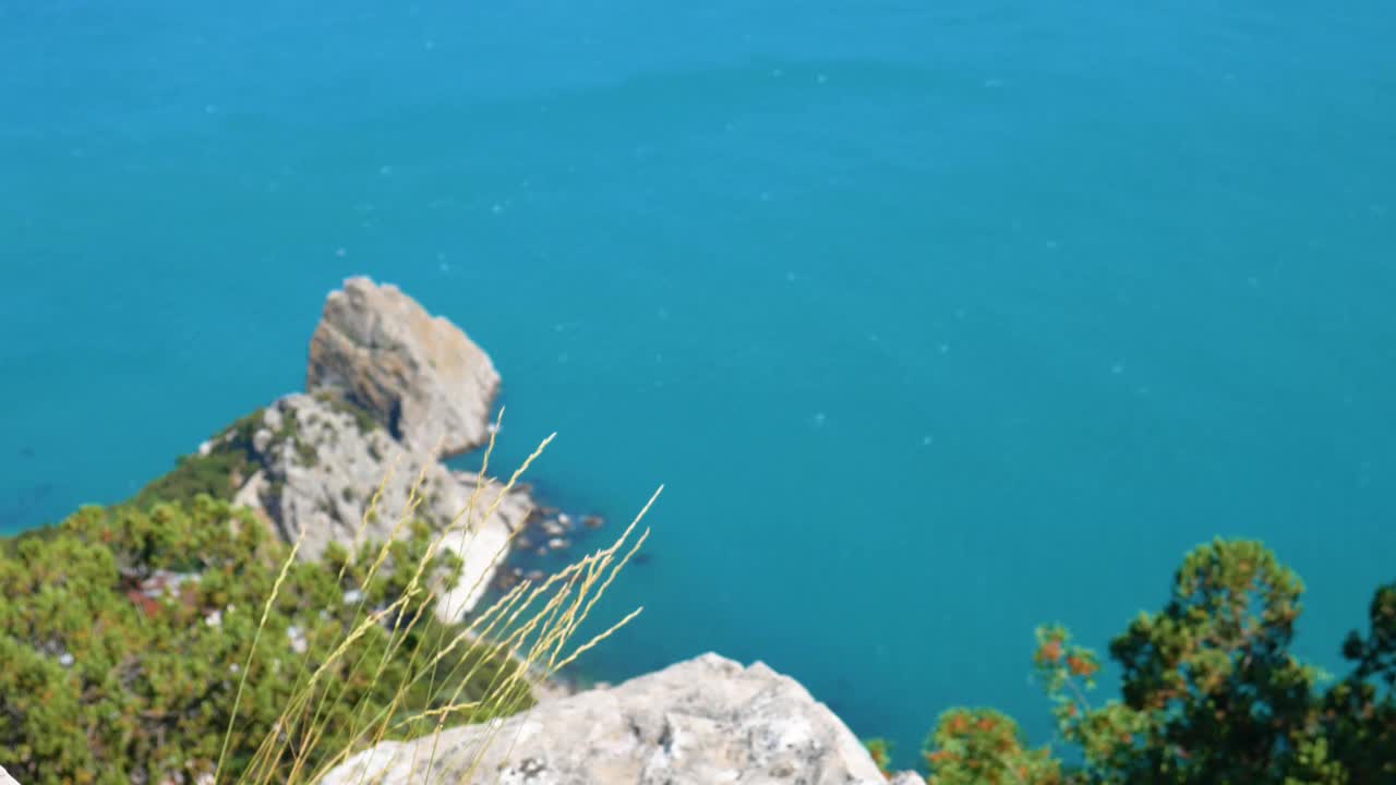 大海里有巨大的岩石，美丽的海景。视频下载