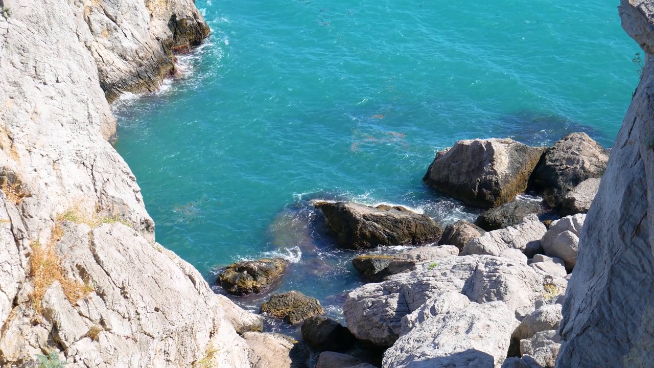 大海里有巨大的岩石，美丽的海景。视频素材