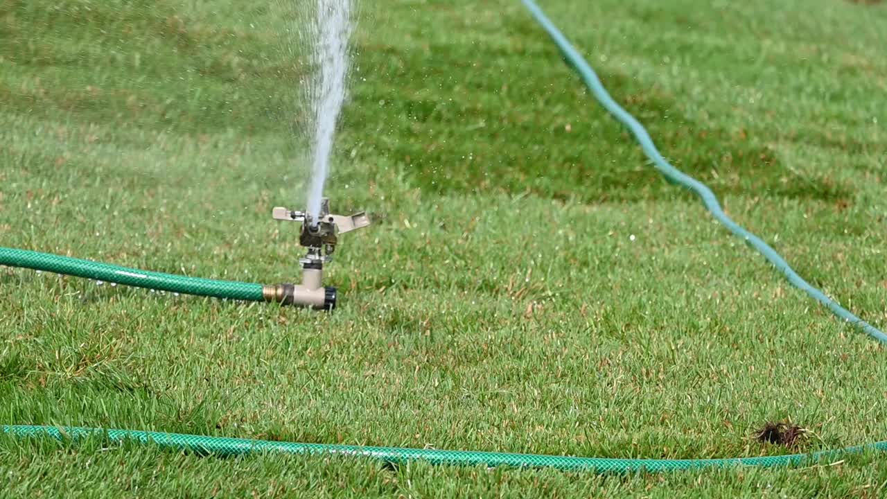 给草皮浇水视频素材