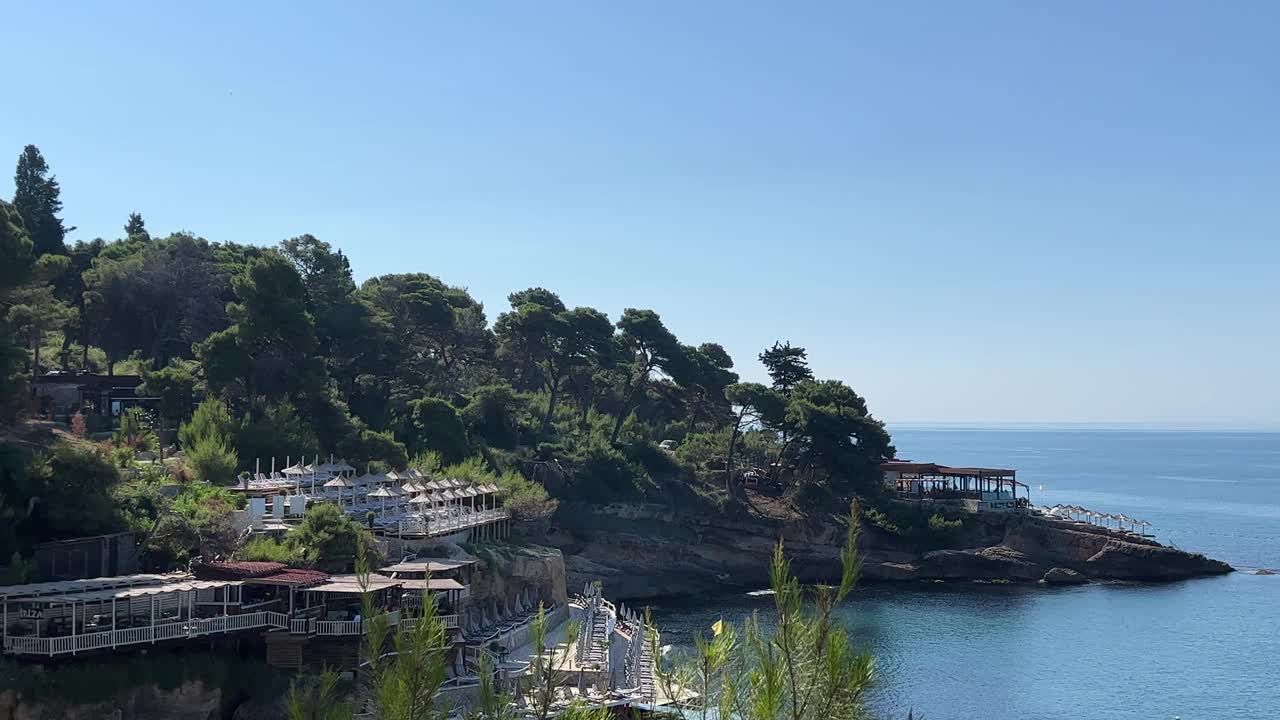 夏天黑山蔚蓝的海岸风景秀丽。视频素材