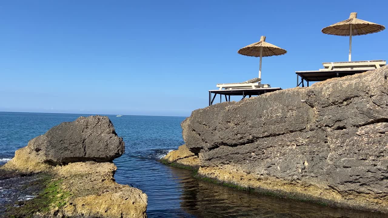 夏季地中海岩石海岸的海滩。视频素材