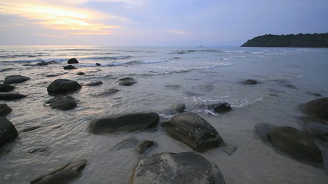 石海滩日落。视频素材