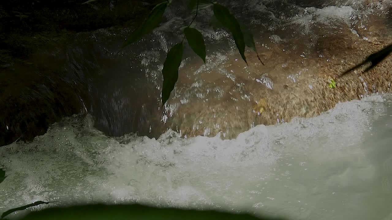 瀑布在岩石上流动，近距离观察。视频下载