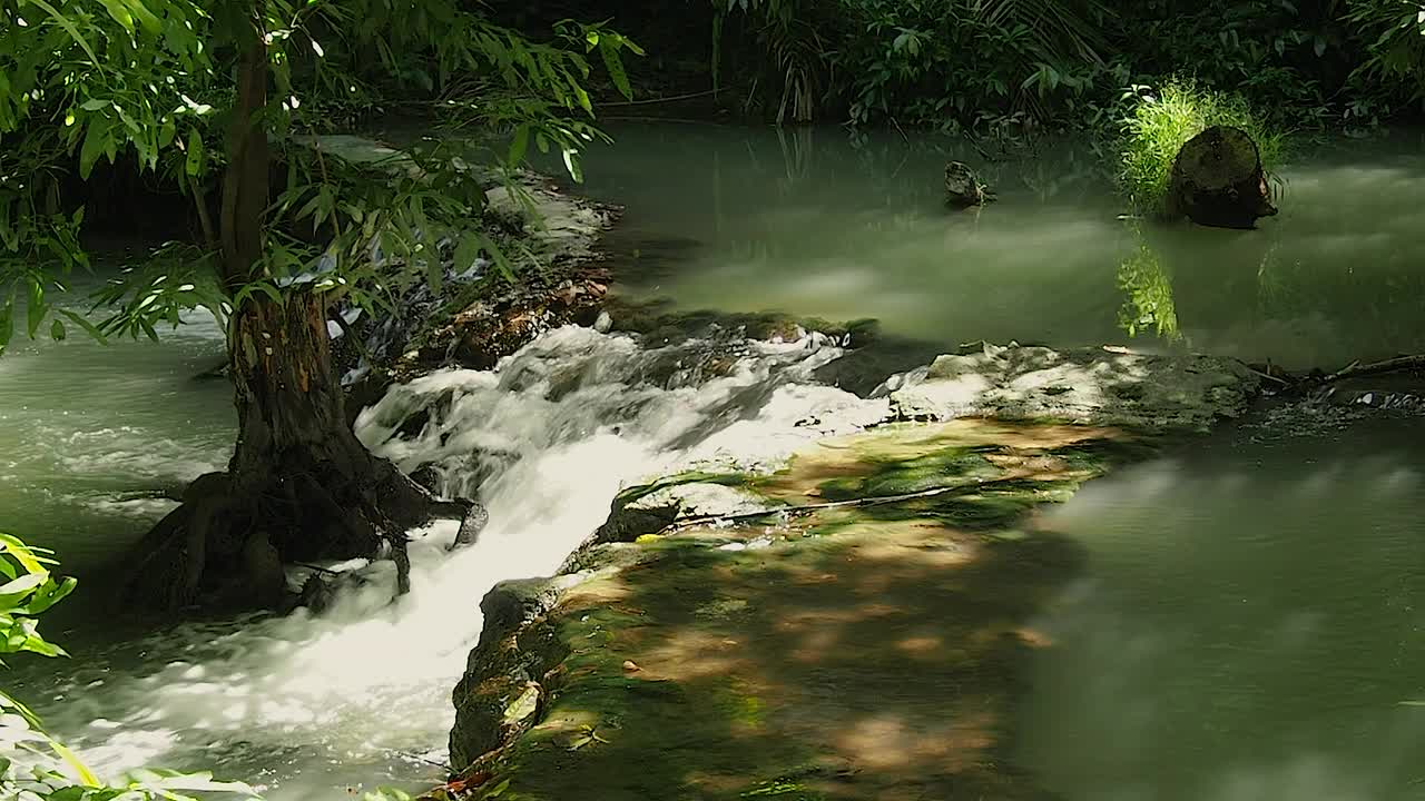 瀑布从岩石中流过。特写镜头视频下载