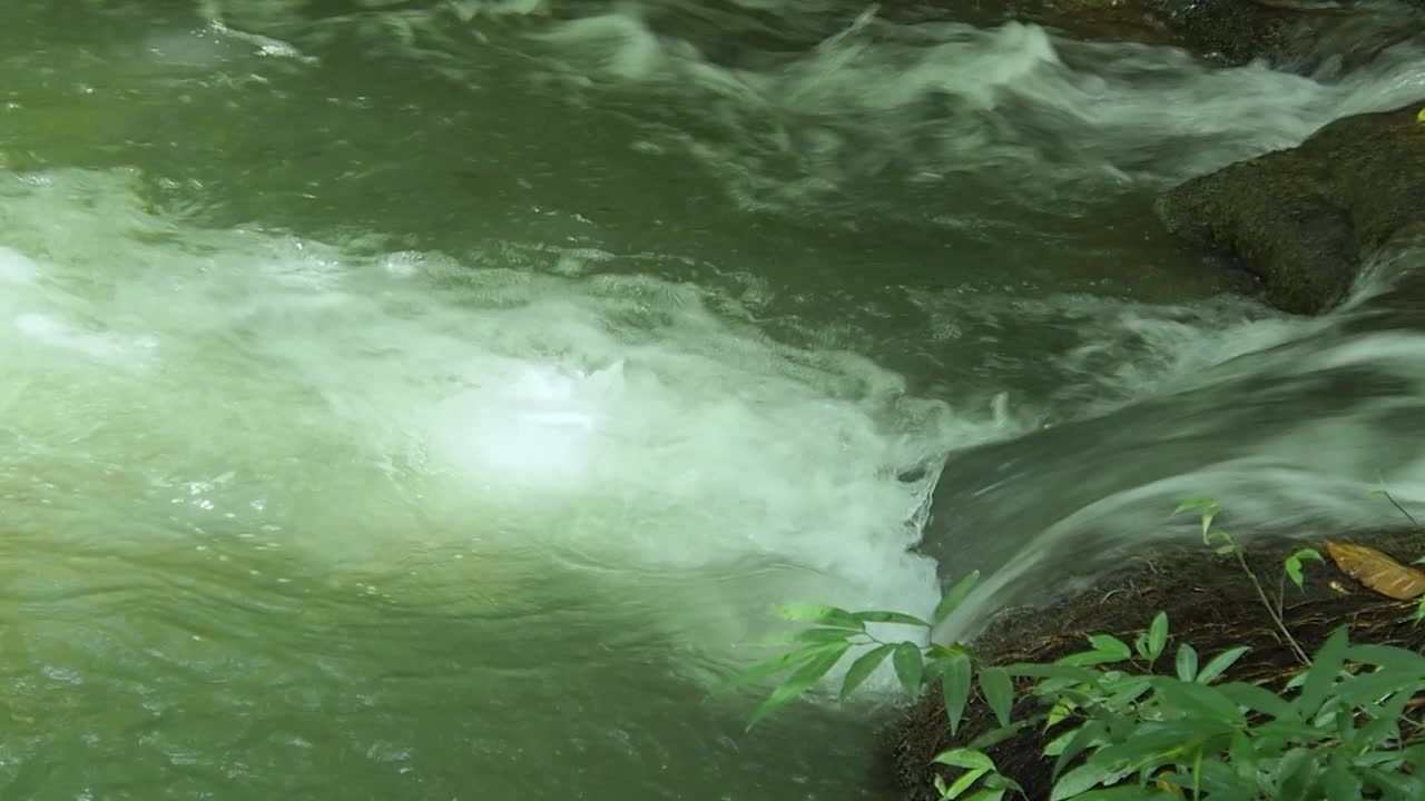 瀑布在岩石上流动，近距离观察。视频素材