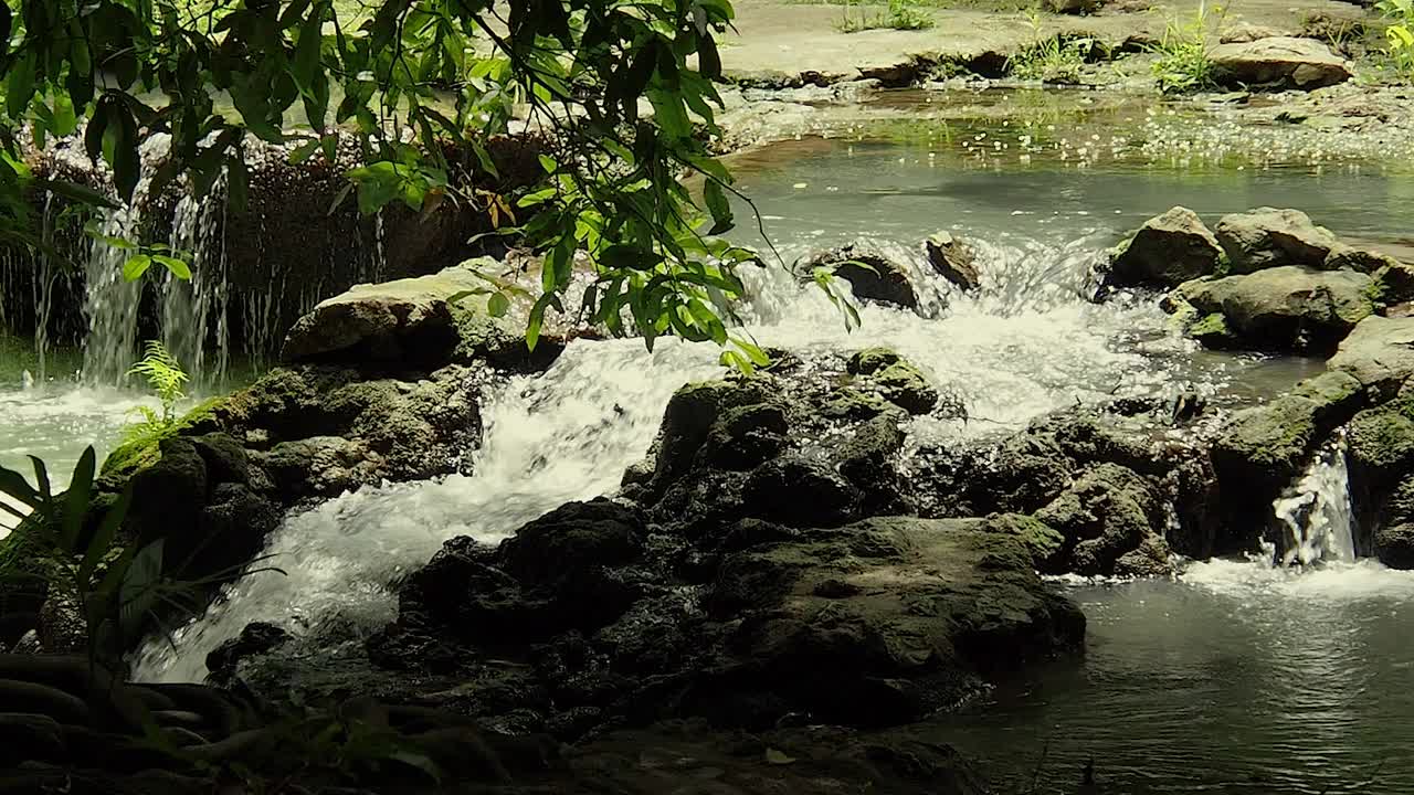 瀑布在岩石上流动，近距离观察。视频下载