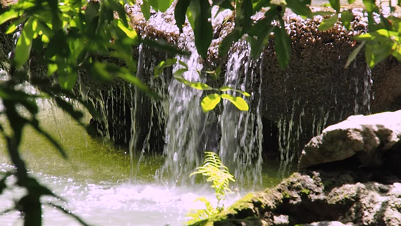 水滴穿过瀑布的岩石，特写。视频素材