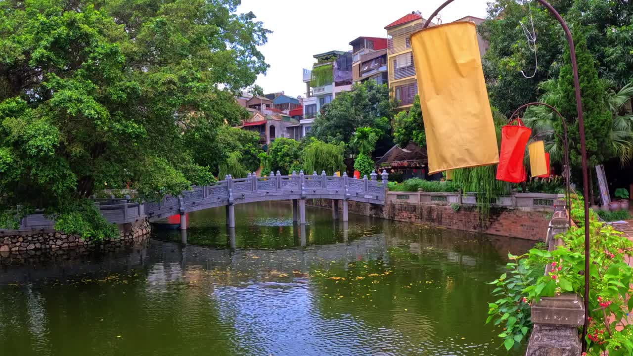 在越南河内，文庙周围环绕着美丽的花园，古老的历史建筑，盆景植物和古树视频素材