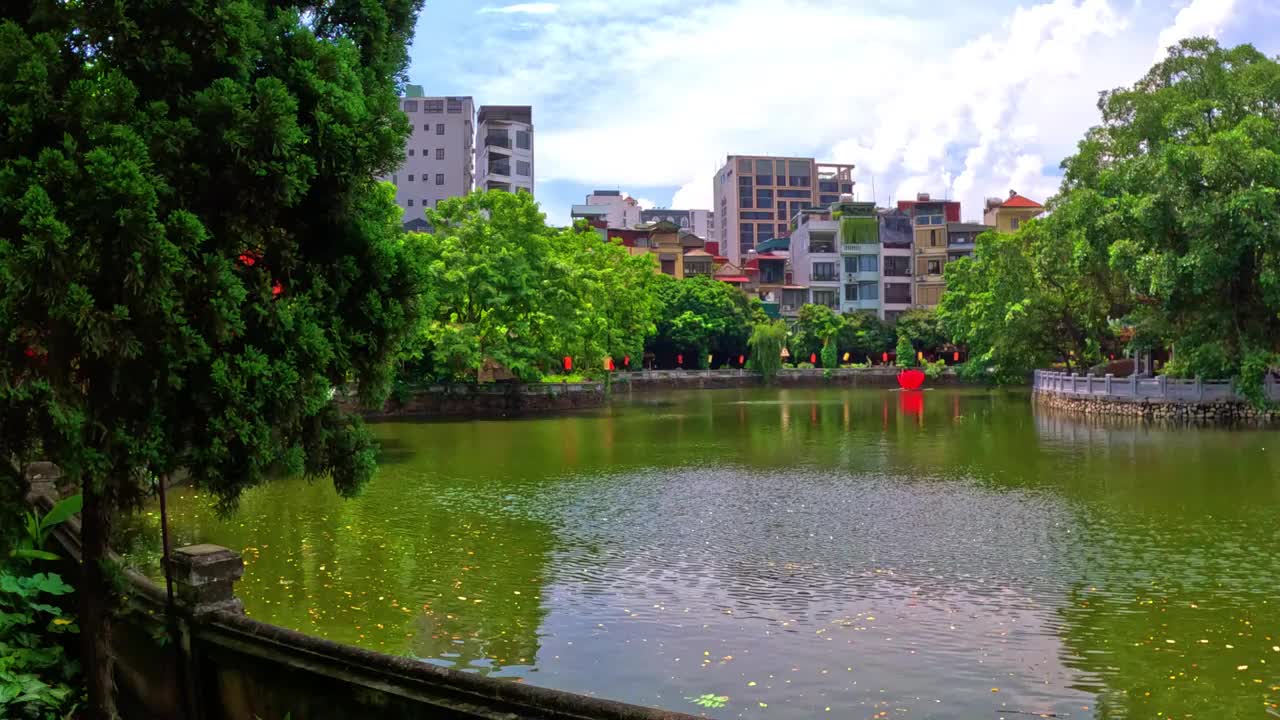 在越南河内，文庙周围环绕着美丽的花园，古老的历史建筑，盆景植物和古树视频素材