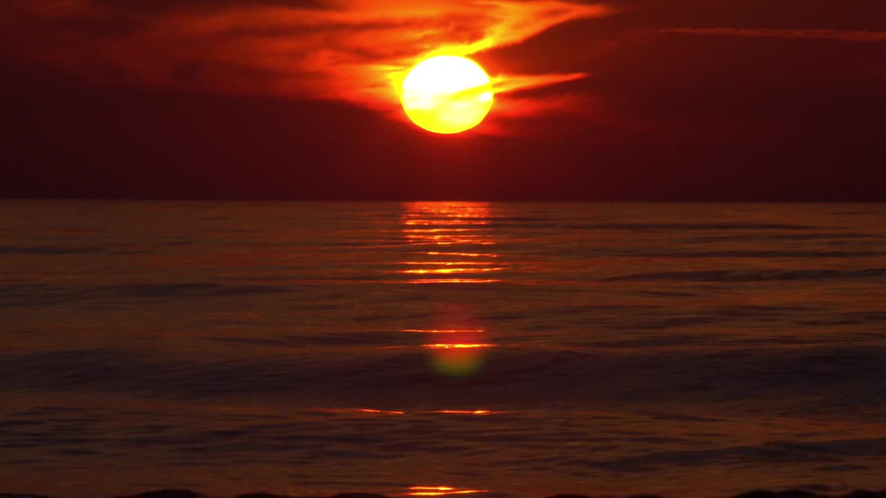 水面上金色的夕阳视频素材