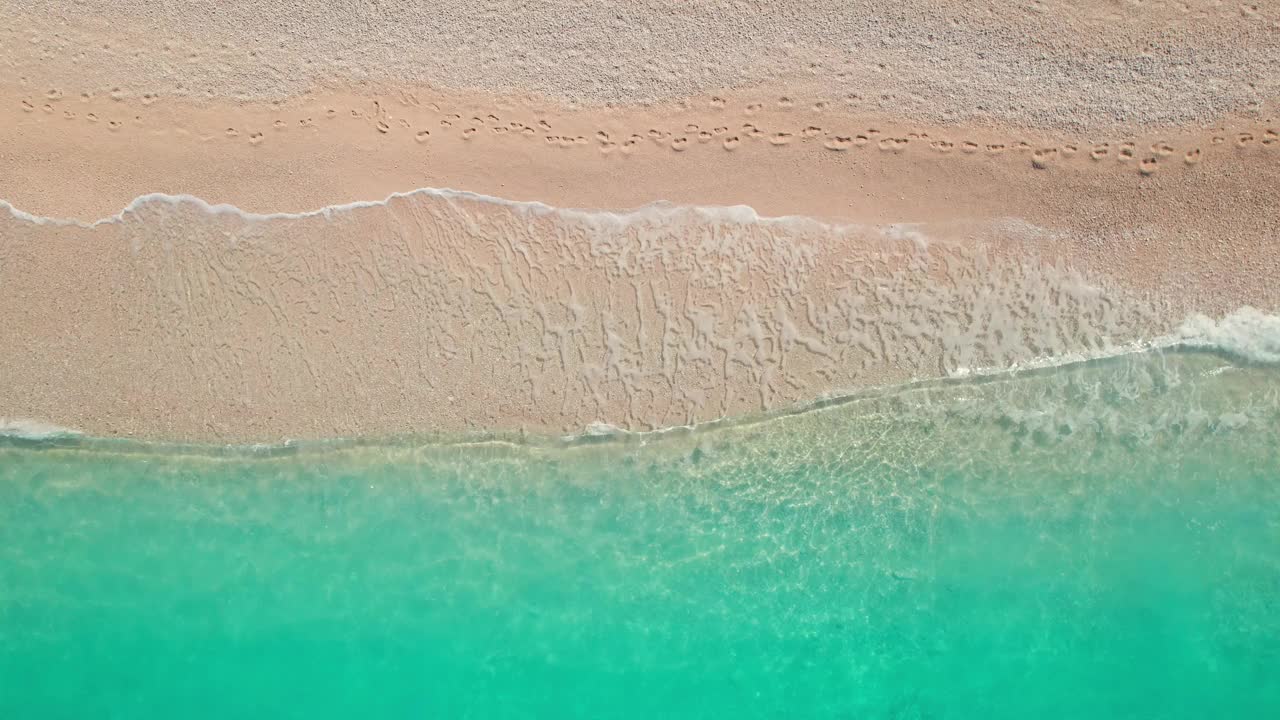 空中无人机在空旷的海滩上拍摄。视频素材