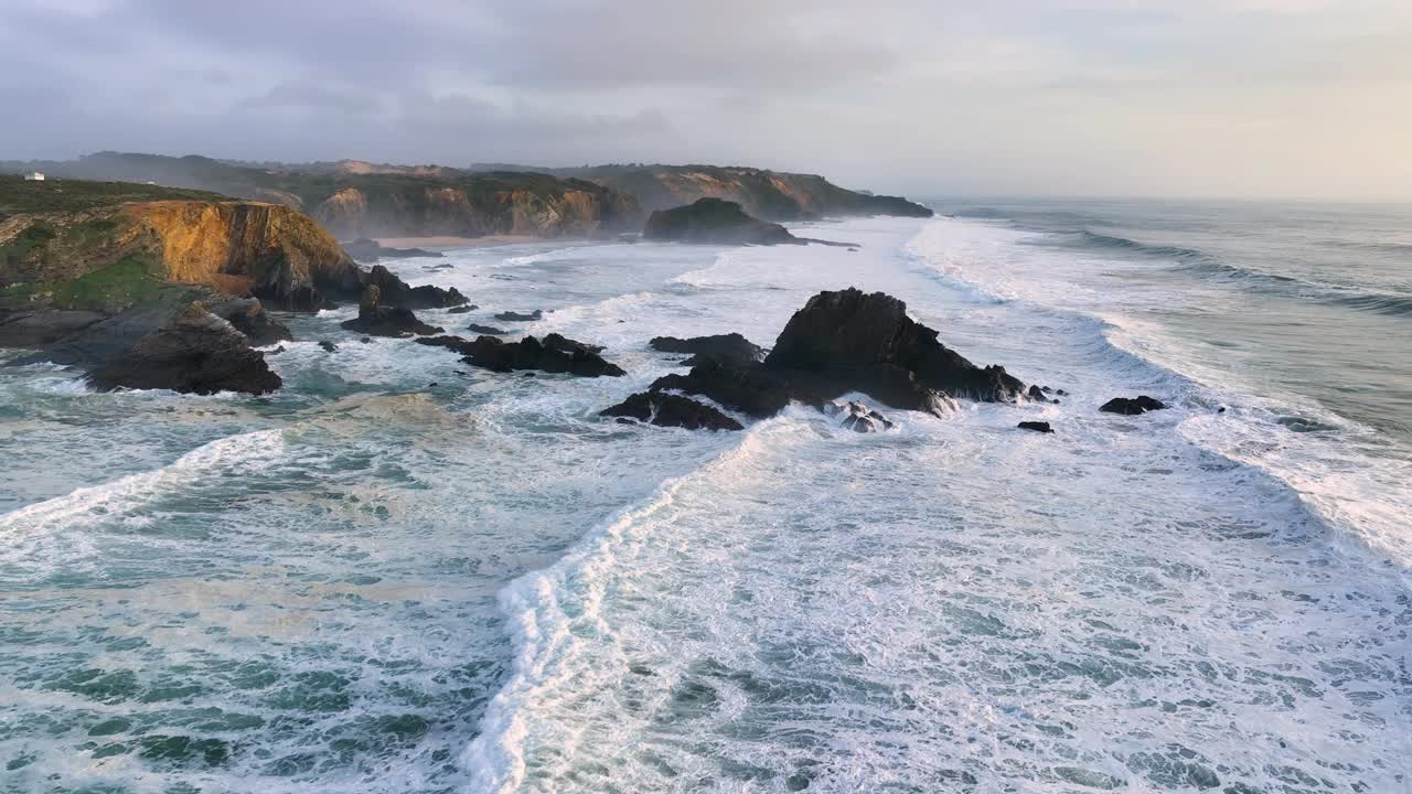 葡萄牙悬崖和海滩的航拍画面。轮值表Vicentina。慢动作海洋视频素材