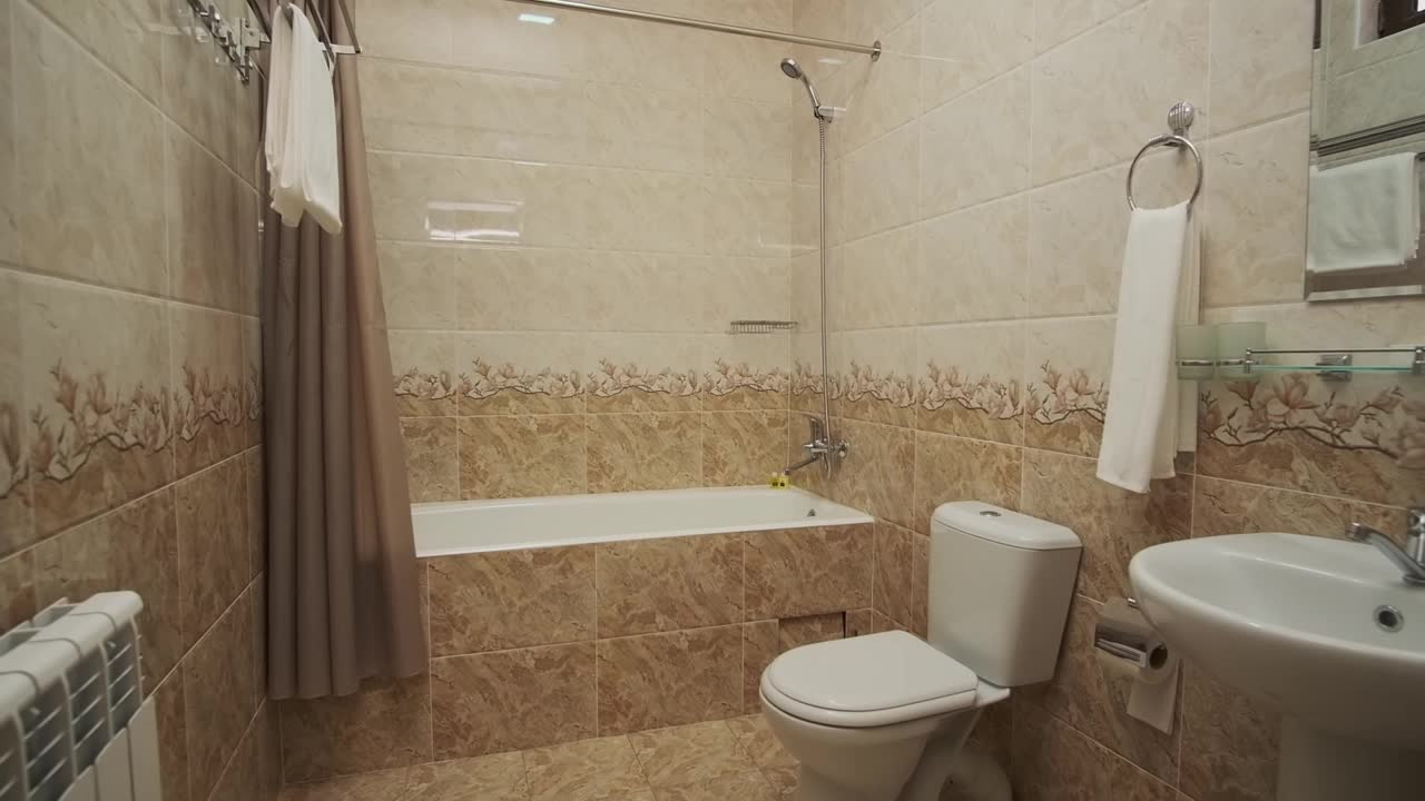 一个小型私人旅馆的浴室。视频素材