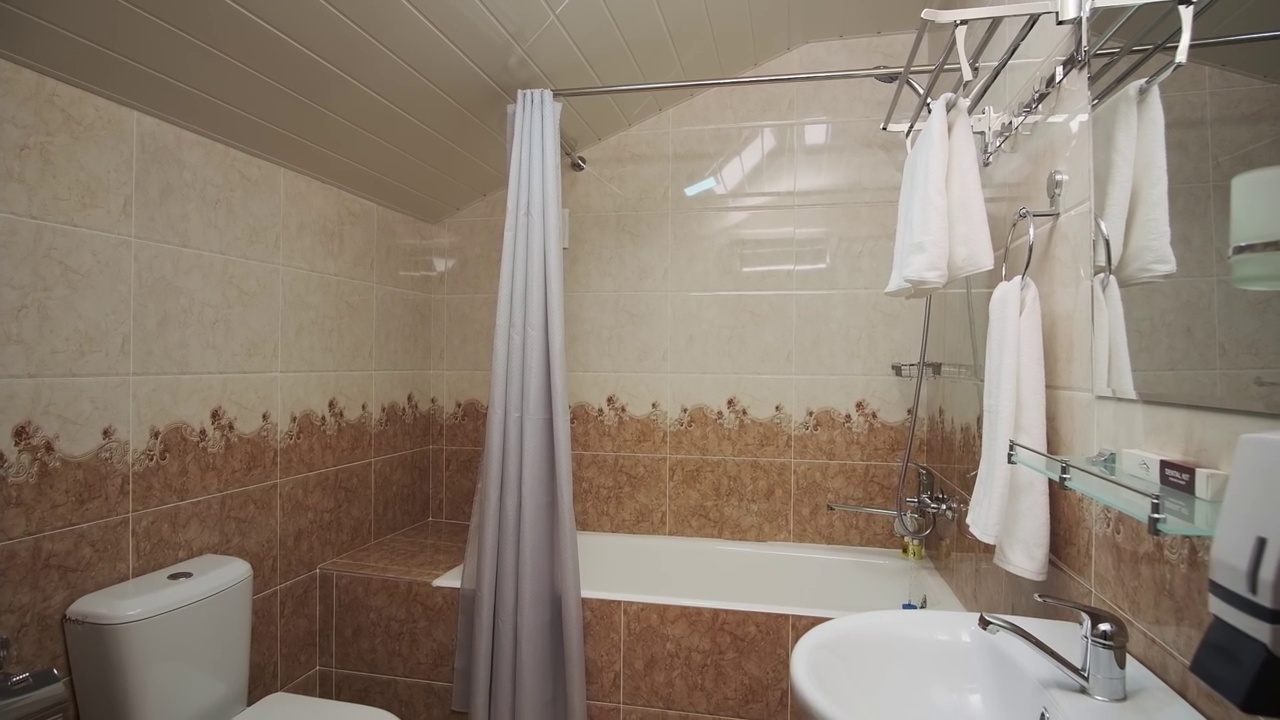 一个小型私人旅馆的浴室。视频素材