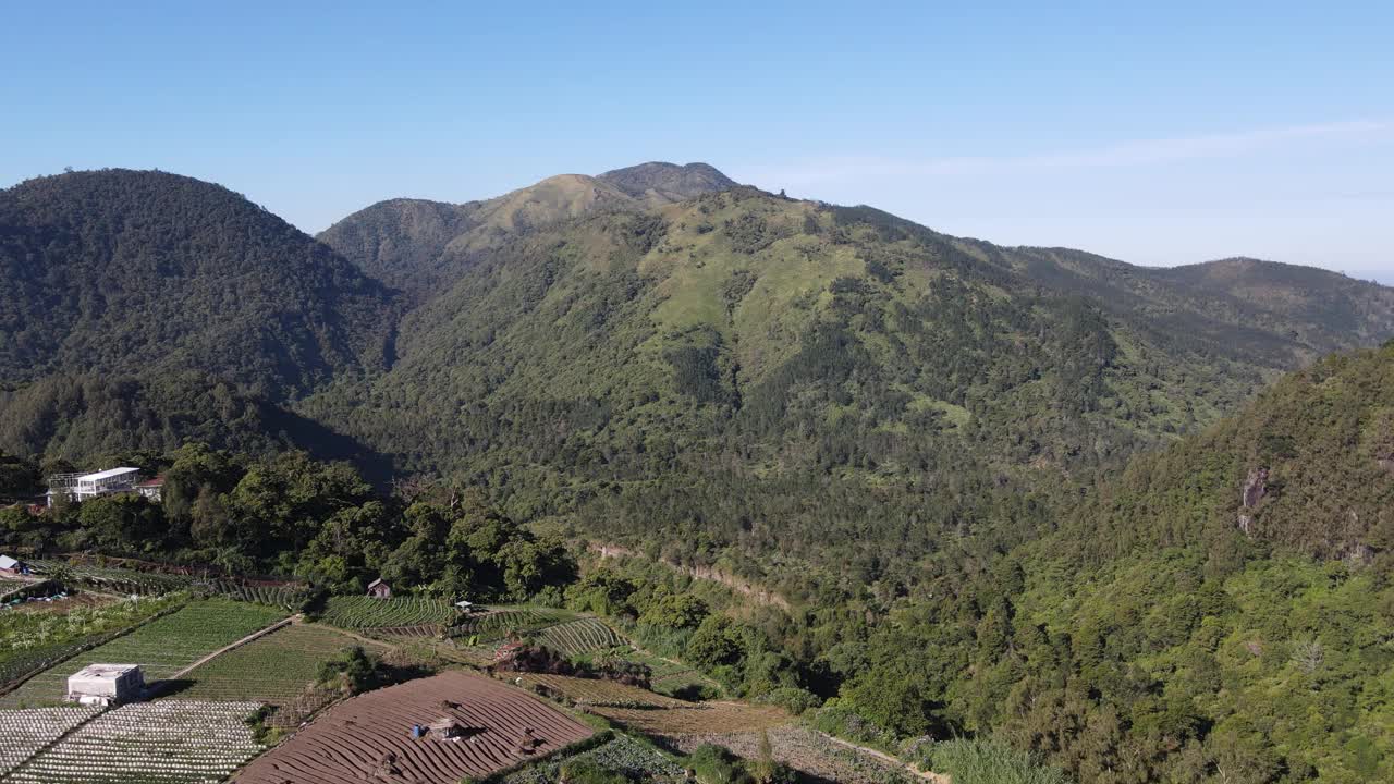 印尼Lawu山附近的Mongkrang山的鸟瞰图视频素材