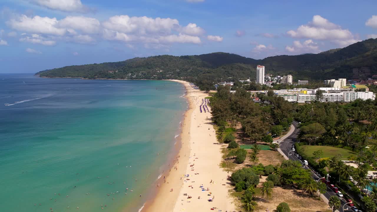 航拍的卡隆海滩普吉岛海岸线，树木，沙滩，绿松石水视频素材