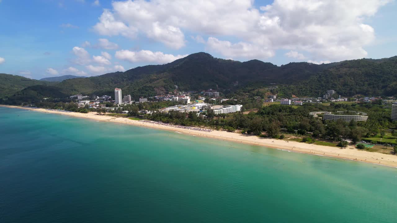 俯瞰整个卡隆海滩，航拍，碧绿的海水，海岸线，沙滩视频素材