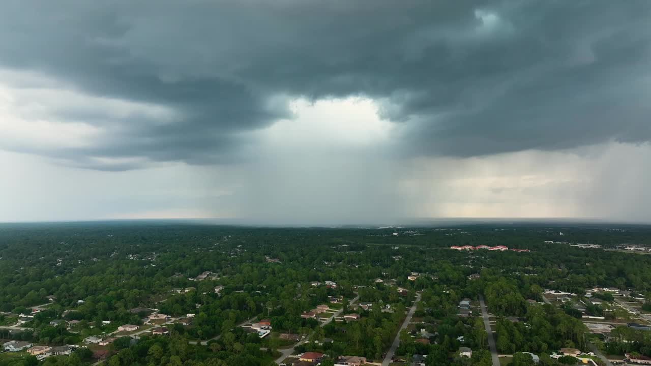 在乡村地区的大雷暴之前，乌云在暴风雨的天空中形成视频素材