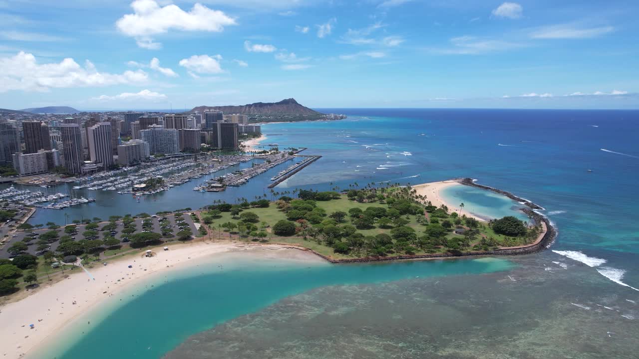 鸟瞰檀香山最密集的地区，包括Kakaako，阿拉莫阿纳海滩和公寓，以及威基基的酒店和海滩视频下载