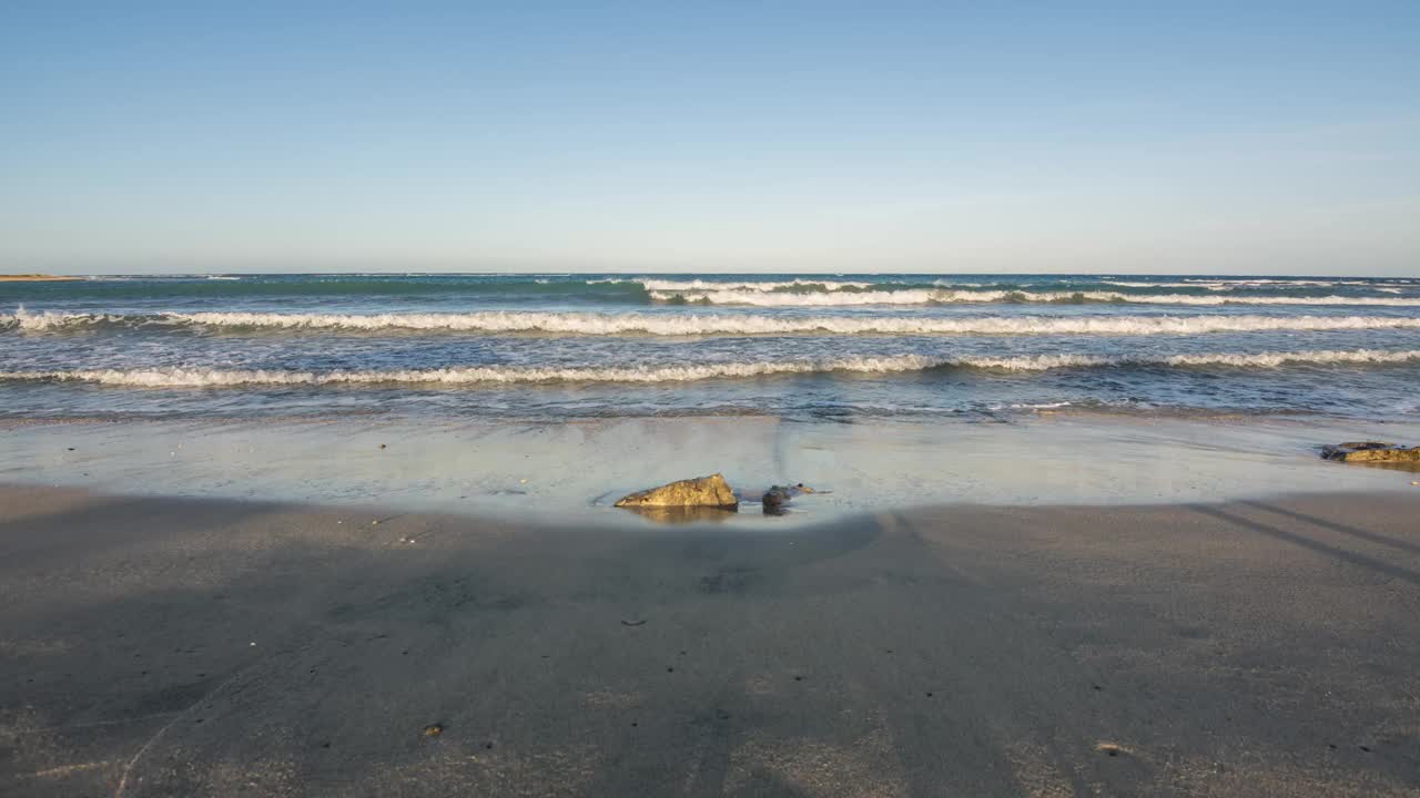 随着时间的流逝，在日落时的海浪在海滩度假视频下载