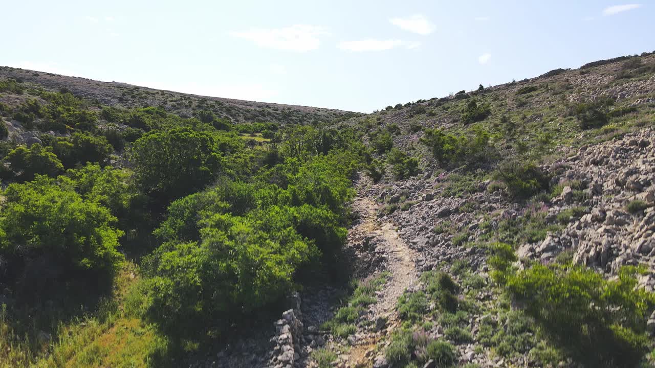 在阳光明媚的日子里，无人机拍摄了美丽的地中海景观，俯瞰着岩石地形和山脉视频下载